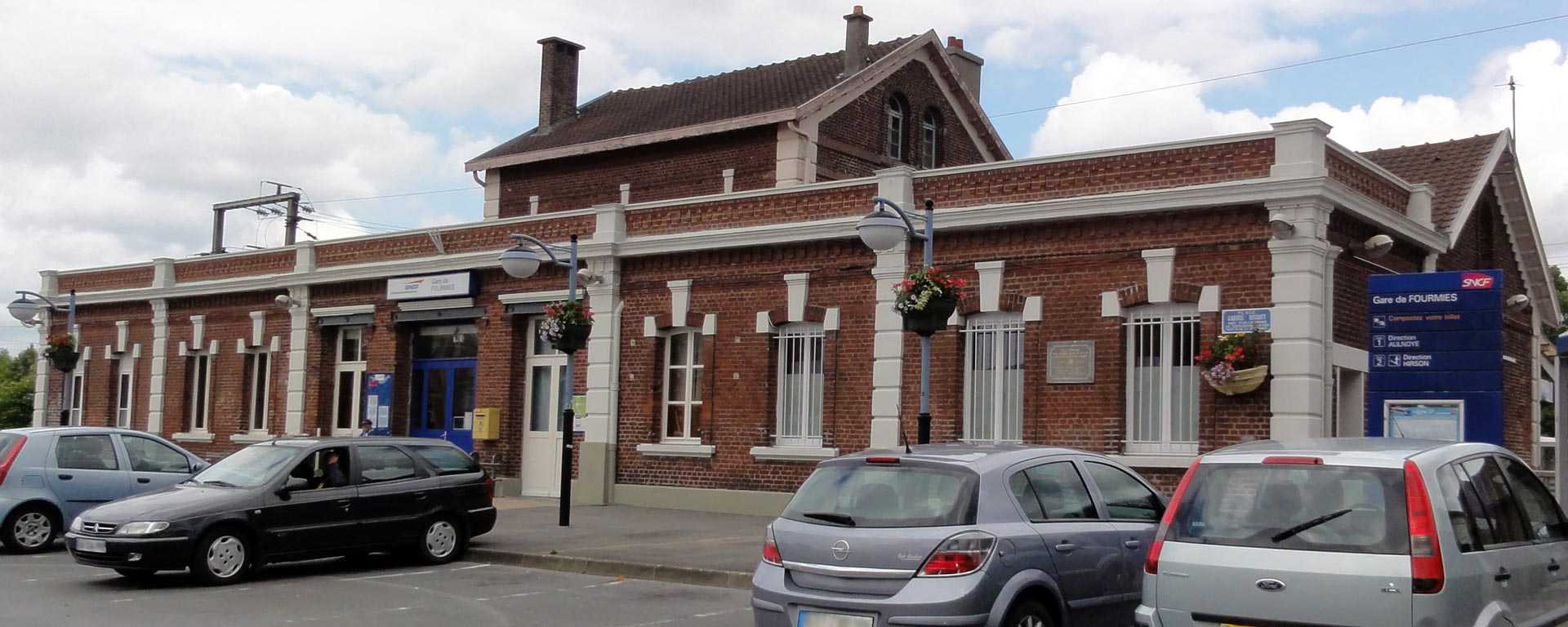 Le bâtiment voyageurs et l'entrée de la gare de Fourmies.