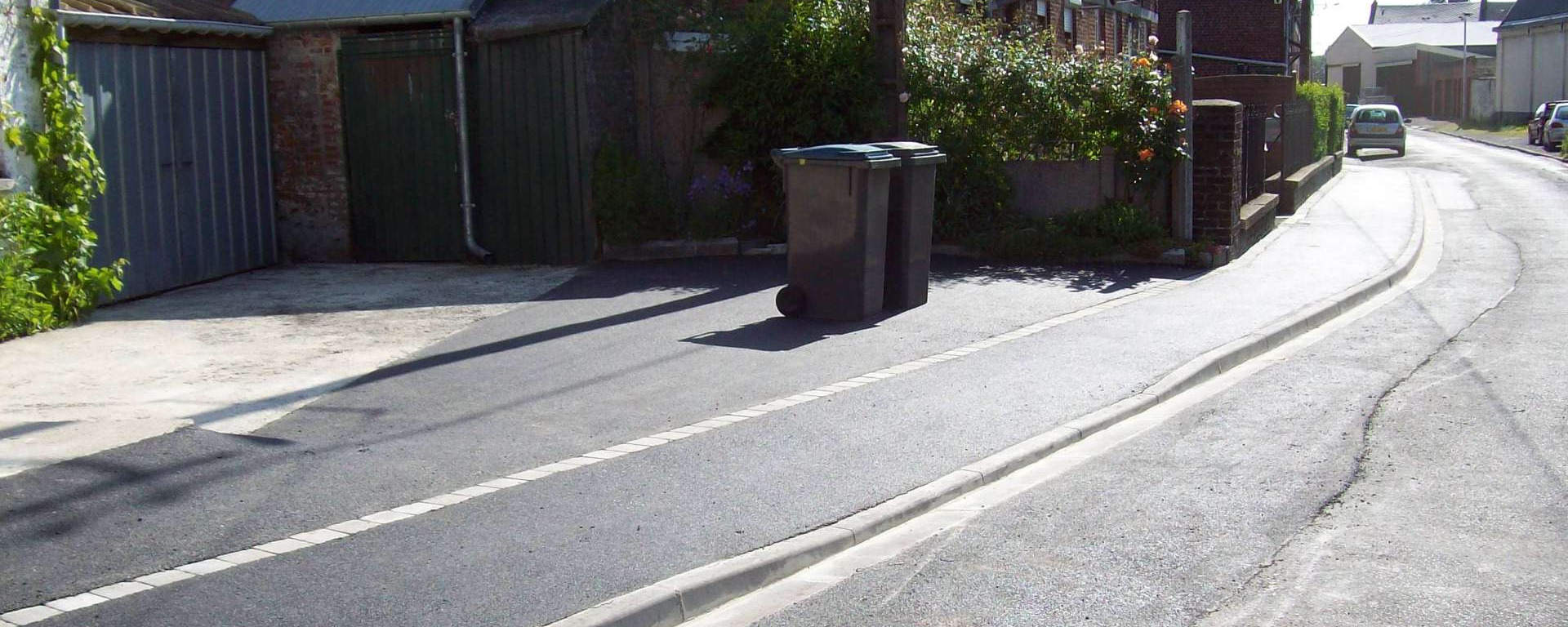 Travaux d'élargissement du trottoir de la rue Bleue à Fourmies.